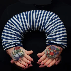 Подушки с фото: подушка-подкова руки моряка